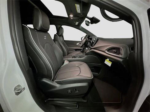 New 2026 Chrysler Pacifica Limited w/ S Appearance Package image 33