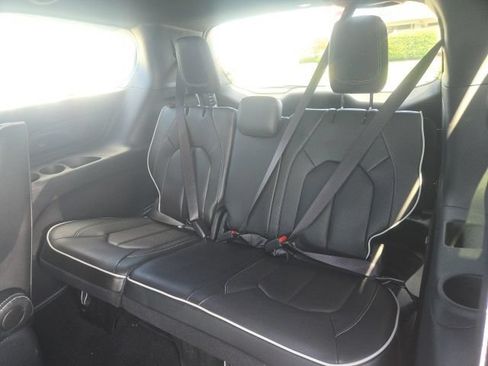 Used 2024 Chrysler Pacifica Limited FWD image 19