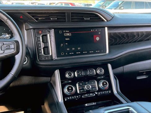 Used 2023 GMC Yukon Denali image 9