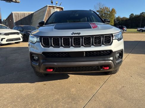 Used 2024 Jeep Compass Trailhawk image 2