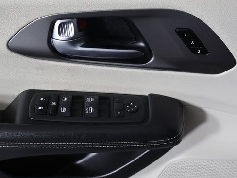 Used 2023 Chrysler Pacifica Touring-L FWD image 33