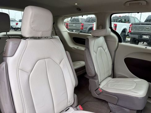 Used 2017 Chrysler Pacifica Touring-L FWD image 21