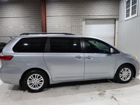 Used 2017 Toyota Sienna XLE w/ XLE Navigation Package FWD image 6