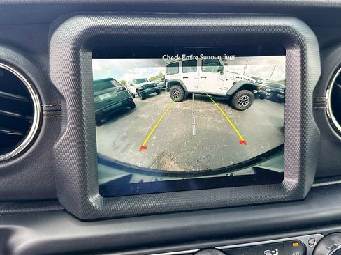 Used 2022 Jeep Wrangler Unlimited Sahara AWD/4WD image 15