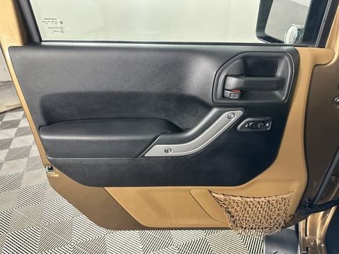 Used 2015 Jeep Wrangler Unlimited Sahara w/ Connectivity Group AWD/4WD image 16