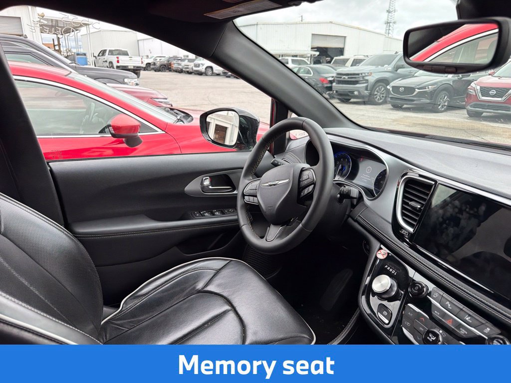 Used 2025 Chrysler Pacifica Limited FWD image 16