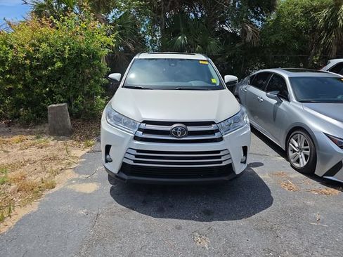 Used 2019 Toyota Highlander XLE FWD image 2