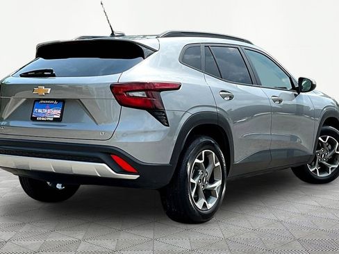 Used 2025 Chevrolet Trax LT w/ LT Convenience Package FWD image 7