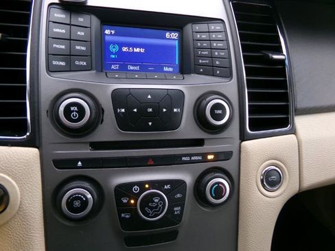 Used 2016 Ford Taurus SE FWD image 18
