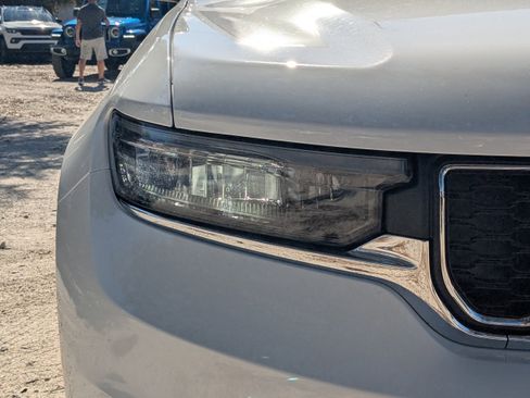 New 2025 Jeep Grand Cherokee L Laredo image 9