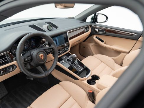 Used 2025 Porsche Macan image 4