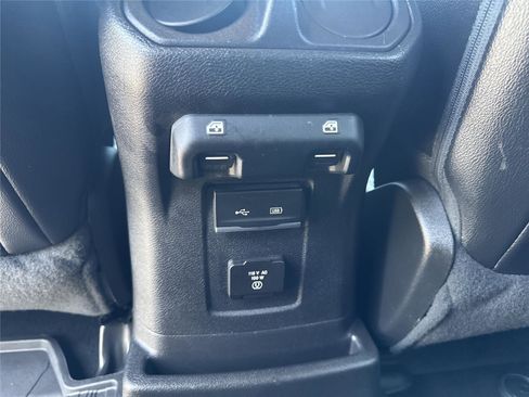 Used 2019 Jeep Wrangler Unlimited Sahara image 36