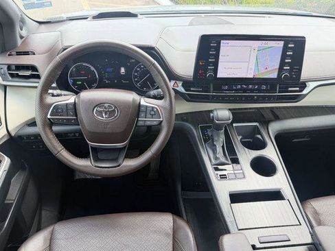 Certified 2024 Toyota Sienna Platinum FWD image 11