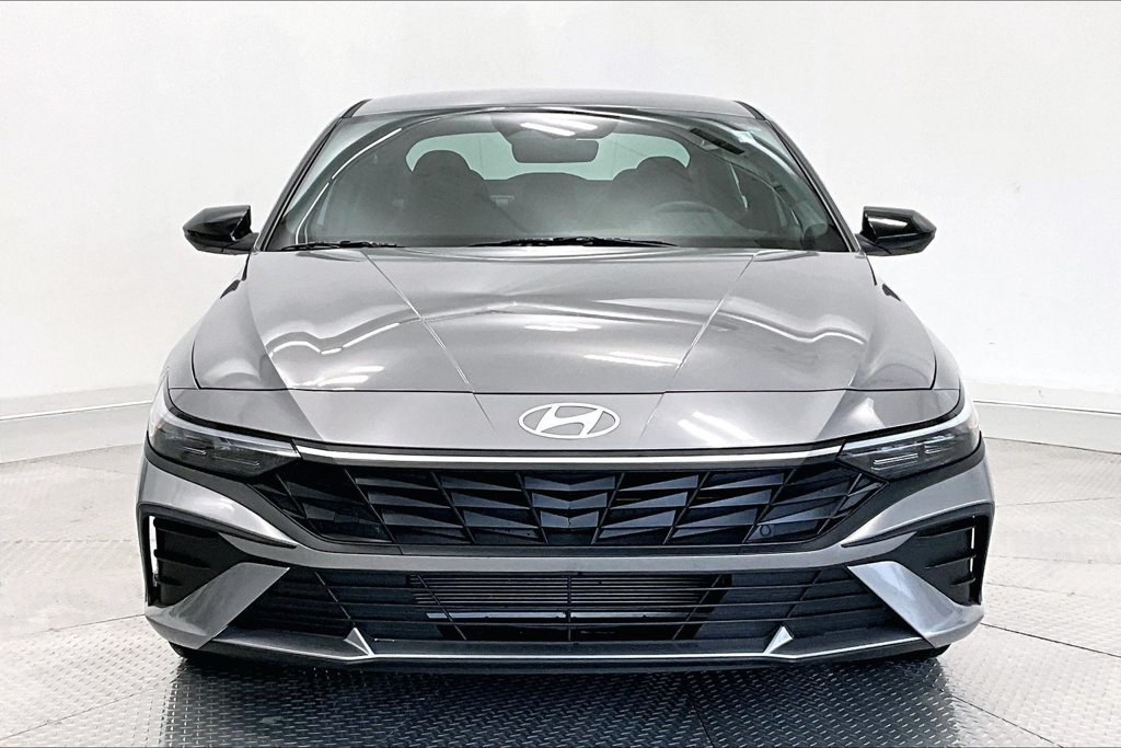 Certified 2025 Hyundai Elantra Sport FWD image 3