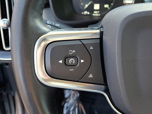 Used 2019 Volvo XC40 T5 Momentum image 23