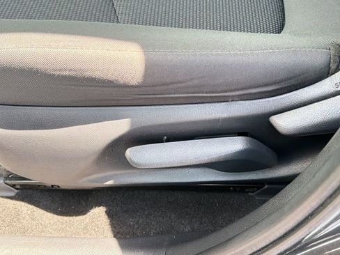 Used 2019 Toyota RAV4 LE AWD/4WD image 14