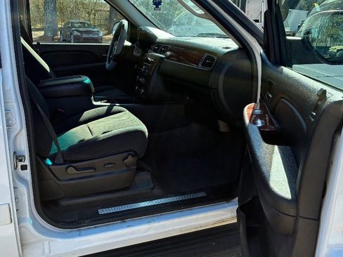 Used 2008 Chevrolet Suburban LT w/ Convenience Package 1 image 11