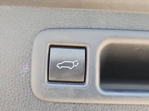 Used 2021 Toyota Highlander LE AWD/4WD image 7