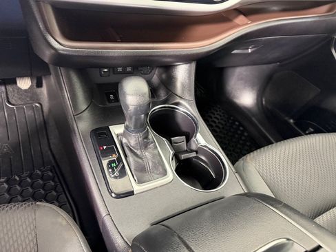 Used 2018 Toyota Highlander LE FWD image 15