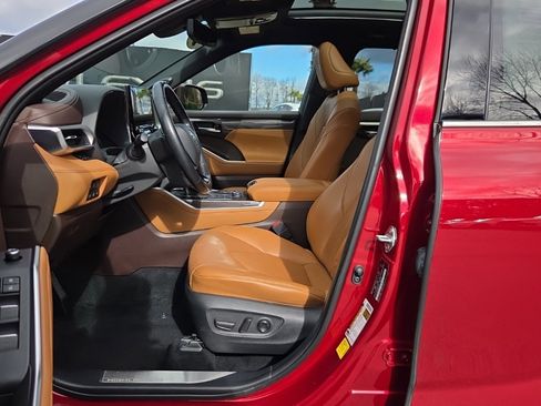 Used 2021 Toyota Highlander Platinum image 4