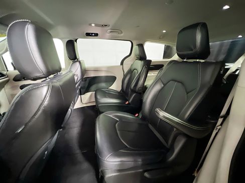 Used 2024 Chrysler Pacifica Select image 29