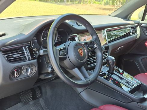 Certified 2024 Porsche Macan AWD/4WD image 4
