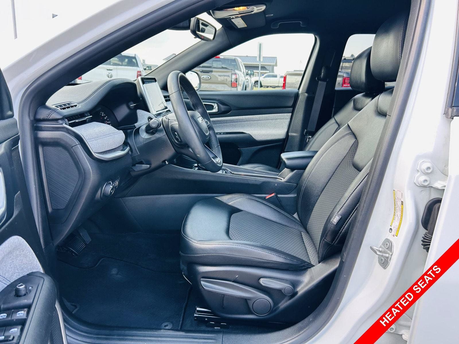 Used 2025 Jeep Compass Latitude AWD/4WD image 3