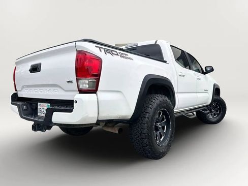 Used 2017 Toyota Tacoma TRD Off-Road RWD image 2