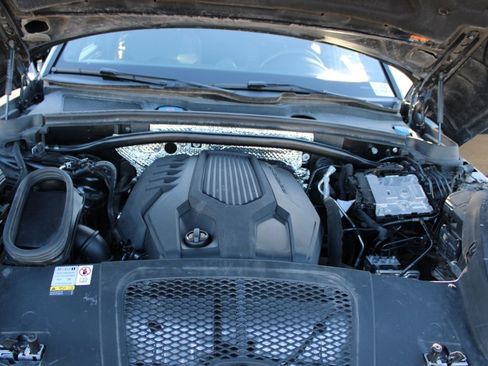 Used 2023 Porsche Macan Turbo image 13