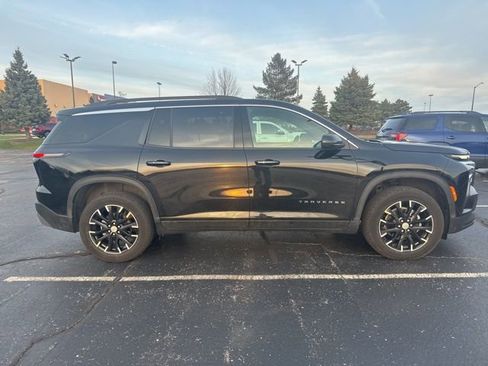 Used 2025 Chevrolet Traverse LT w/ Sun and Wheel Package image 12