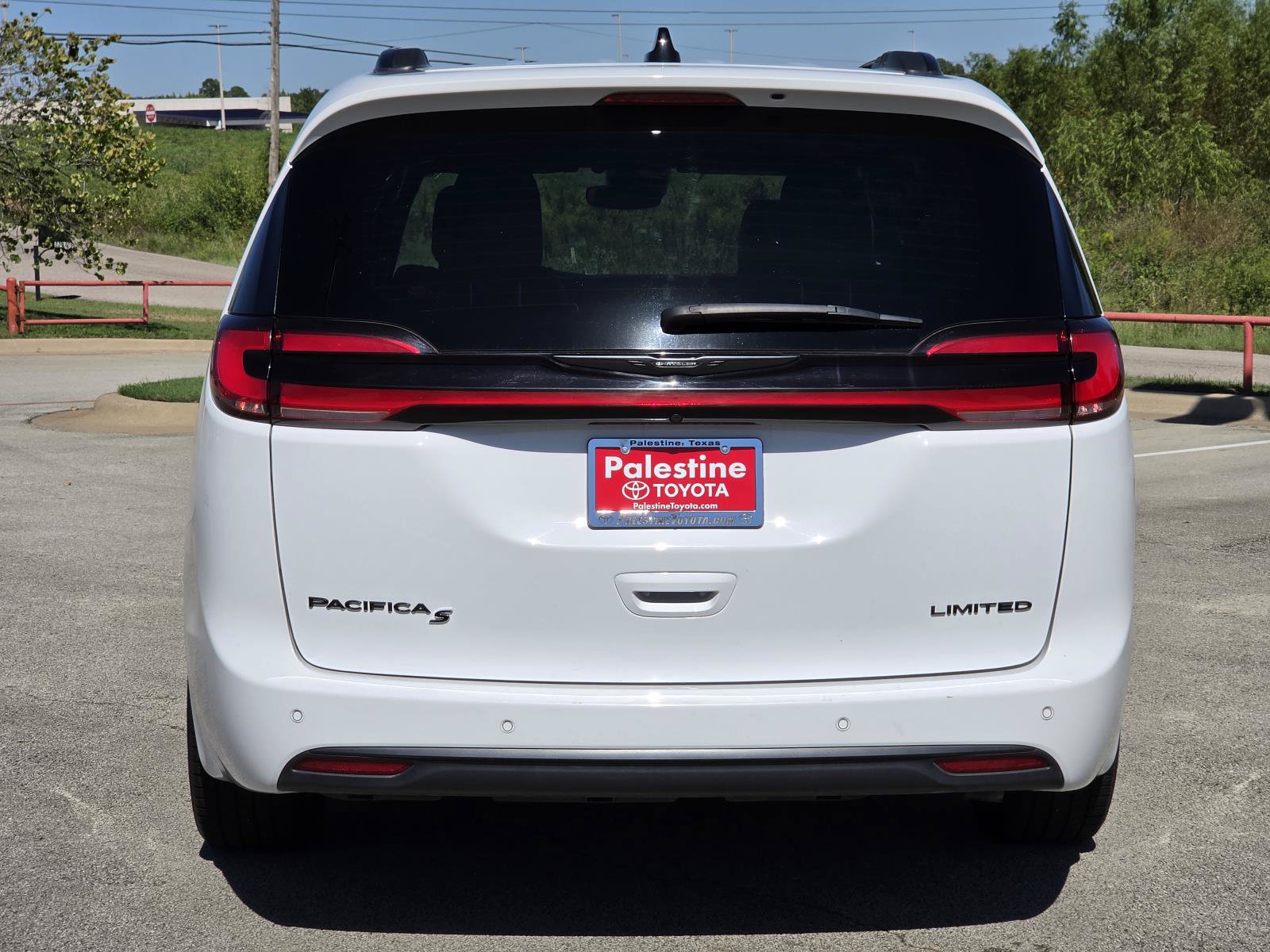 Used 2025 Chrysler Pacifica Limited FWD image 5
