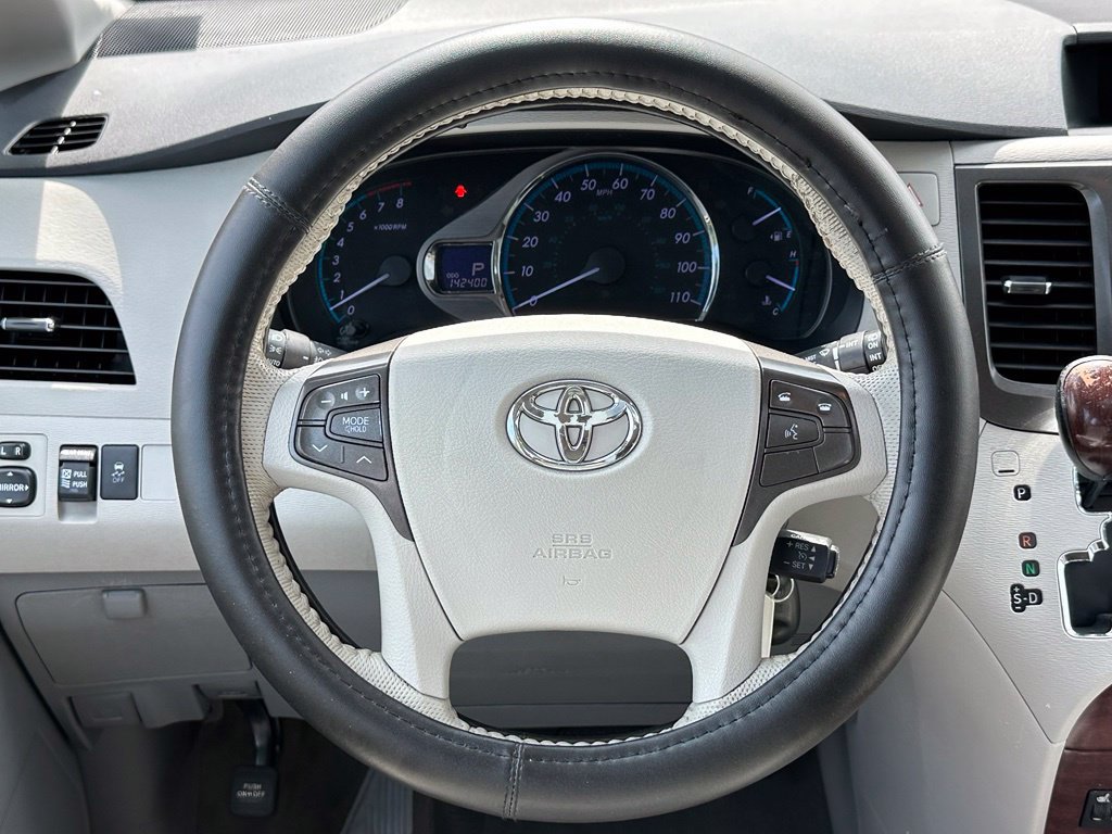 Used 2014 Toyota Sienna XLE FWD image 32