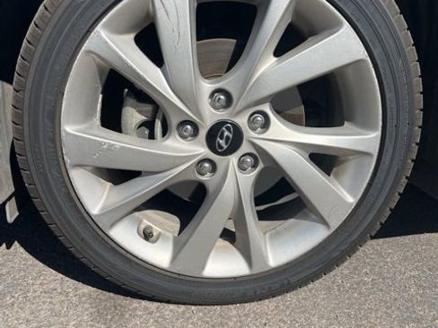Used 2016 Hyundai Veloster FWD image 29