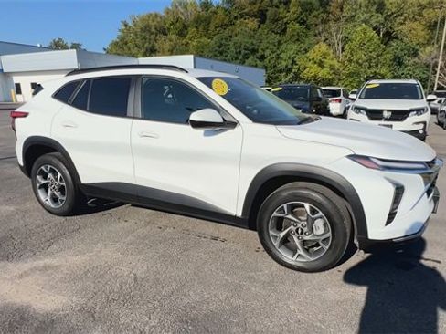 Used 2024 Chevrolet Trax LT w/ Driver Confidence Package image 2