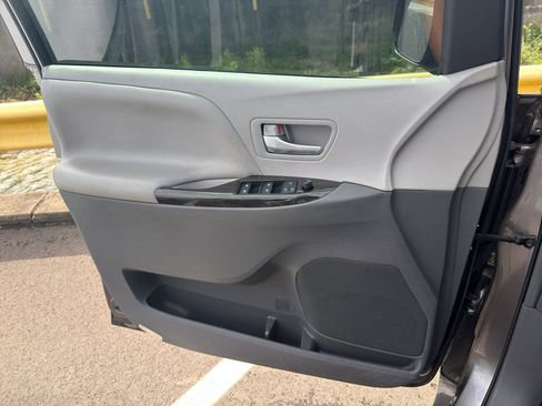 Used 2017 Toyota Sienna XLE w/ XLE Navigation Package FWD image 9