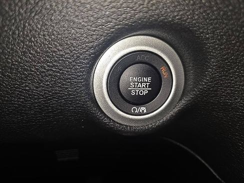 Used 2026 Chrysler Pacifica Limited FWD image 11