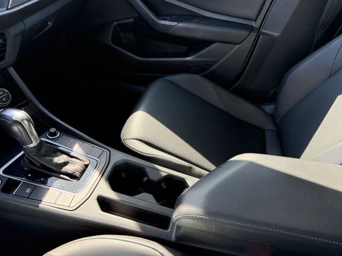 Used 2019 Volkswagen Jetta SE w/ Cold Weather Package image 15