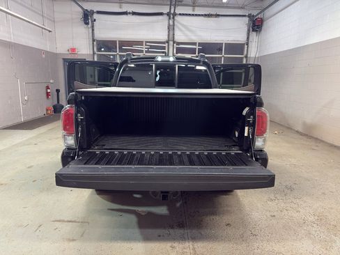 Used 2016 Toyota Tacoma Limited w/ Towing Package image 11