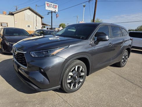 Used 2025 Toyota Highlander LE FWD image 21