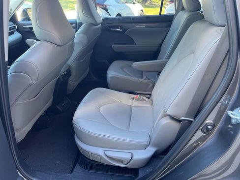 Used 2025 Toyota Highlander Platinum image 21