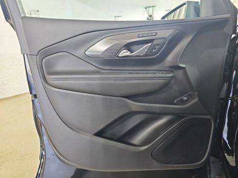 Used 2024 GMC Terrain SLT w/ Tech Package image 32