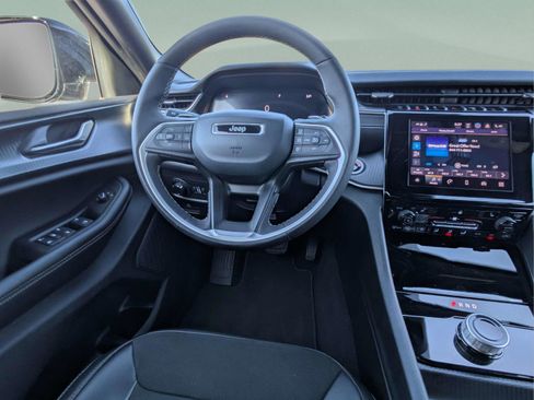 Used 2025 Jeep Grand Cherokee Altitude image 17