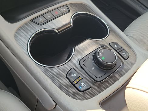 Used 2022 GMC Acadia SLT w/ Technology Package FWD image 27