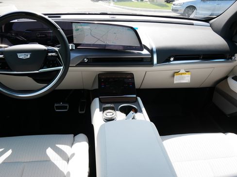New 2026 Cadillac Vistiq Luxury w/ LPO, Floor Liner Package AWD/4WD image 9