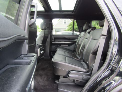 Used 2018 Ford Expedition XLT w/ Equipment Group 202A AWD/4WD image 18