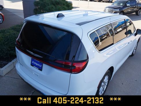 Used 2025 Chrysler Pacifica Select FWD image 13