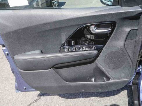 Used 2022 Kia Niro EX image 21