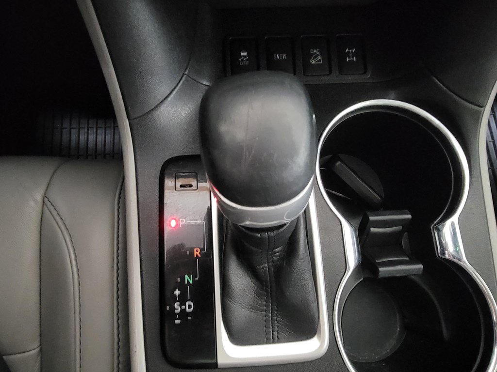 Used 2018 Toyota Highlander XLE AWD/4WD image 17