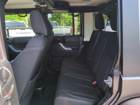 Used 2018 Jeep Wrangler Unlimited Sahara w/ Connectivity Group AWD/4WD image 13