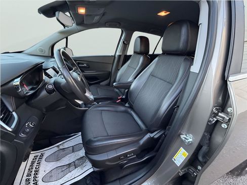 Used 2020 Chevrolet Trax LT w/ Driver Confidence Package AWD/4WD image 24